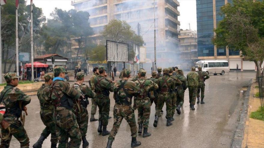 Soldados del Ejército sirio durante una operación antiterrorista en el distrito de Al-Shugur, en la provincia noroccidental de Idlib.