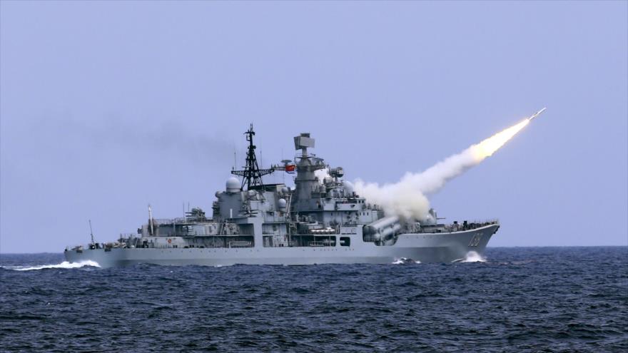 Un destructor de la Marina china en una maniobra militar en el mar del Sur de China.