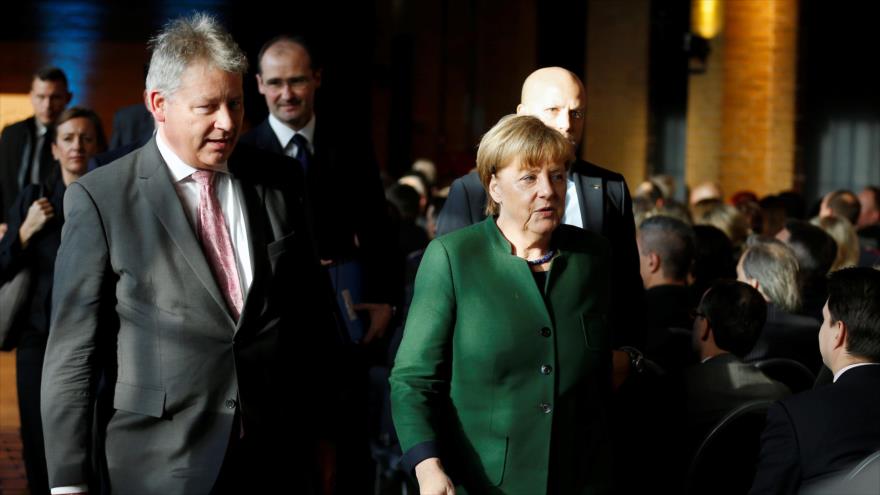 El presidente del servicio federal de Información de Alemania (BND, por sus siglas en alemán), Bruno Kahl, asiste, junto a la canciller Angela Merkel, al 60 aniversario de la fundación del BND en Berlín, Alemania, 28 de noviembre de 2016.