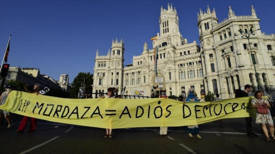 Manifestantes protestan contra la Ley de Seguridad ciudadana, conocida por sus detractores como Ley Mordaza, en Madrid, 30 de junio de 2015. 