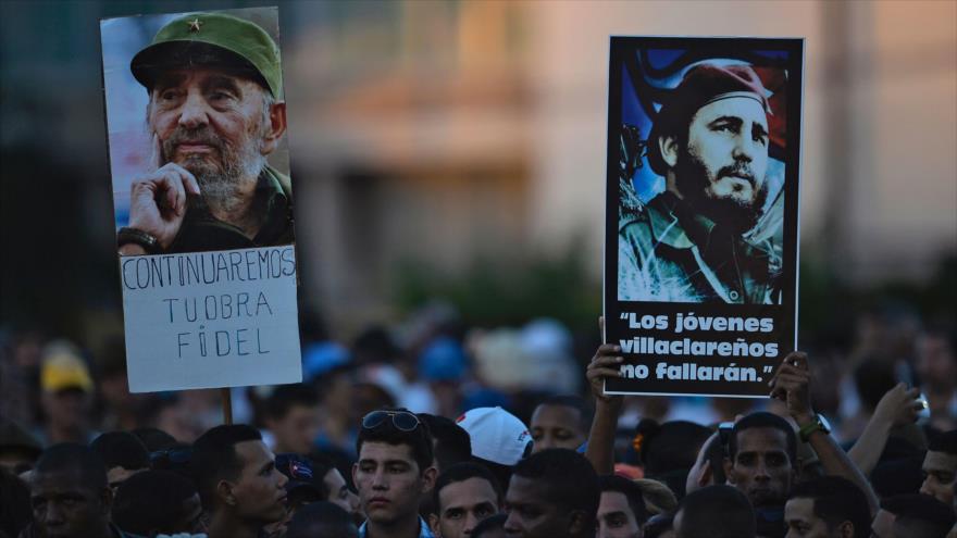 Participantes en el homenaje a Fidel Castro en la plaza de la Revolución en La Habana, sostienen retratos del fallecido comandante, 29 de noviembre de 2016.