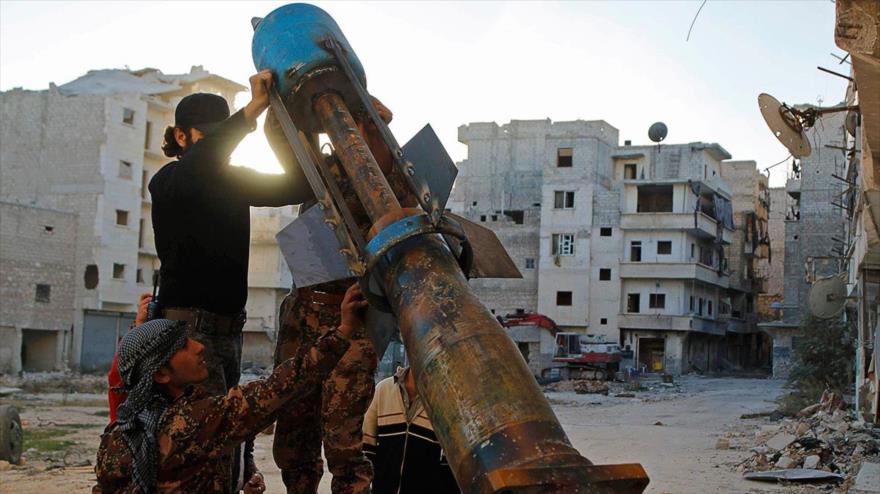 Miembros del llamado Ejército libre de Siria (ELS) se preparan para lanzar una bomba casera contra posiciones del Ejército sirio en la ciudad norteña de Alepo, noviembre de 2014.