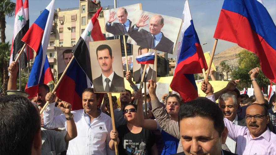 Sirios se congregan frente a la embajada de Rusia en Damasco, capital siria, para agradecer su intervención en la lucha contra el terrorismo, octubre de 2015.