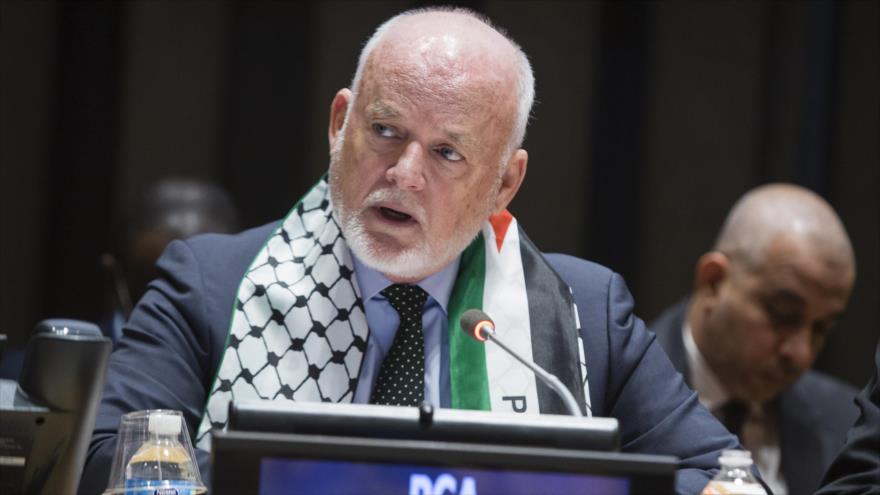 El presidente de la Asamblea General de las Naciones Unidas (AGNU), Peter Thomson, asiste a la ceremonia de Día Internacional de Solidaridad con el Pueblo Palestino con un pañuelo palestino, 29 de noviembre de 2016.