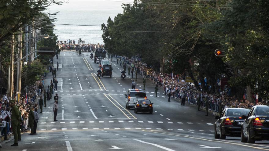 Cenizas de Fidel salen en caravana rumbo a Santiago de Cuba