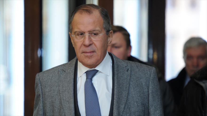 El canciller ruso, Serguei Lavrov, llega a una reunión para discutir el conflicto en el este de Ucrania, en Minsk, capital bielorrusa, 29 de noviembre de 2016.