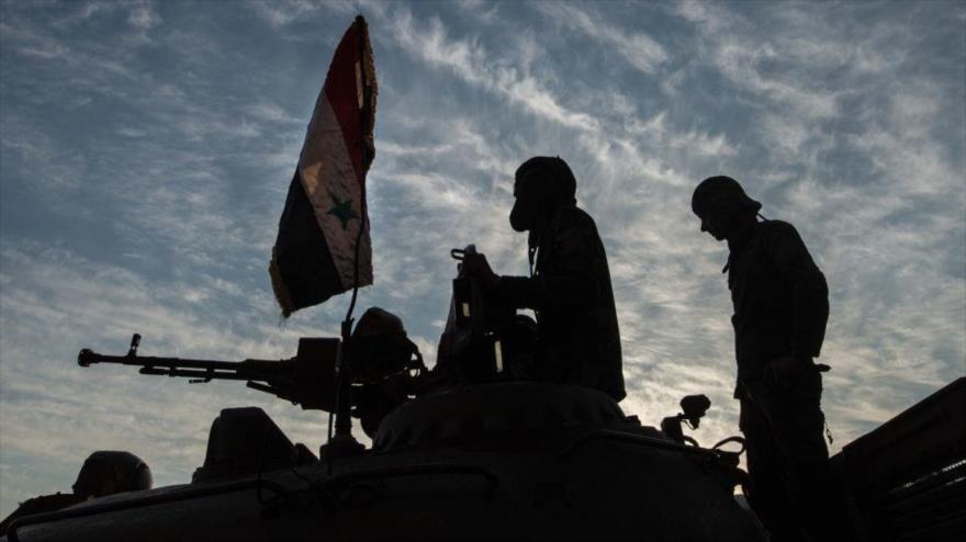 Soldados del Ejército sirio a bordo de un vehículo armado en uno de los barrios norteños de Alepo.