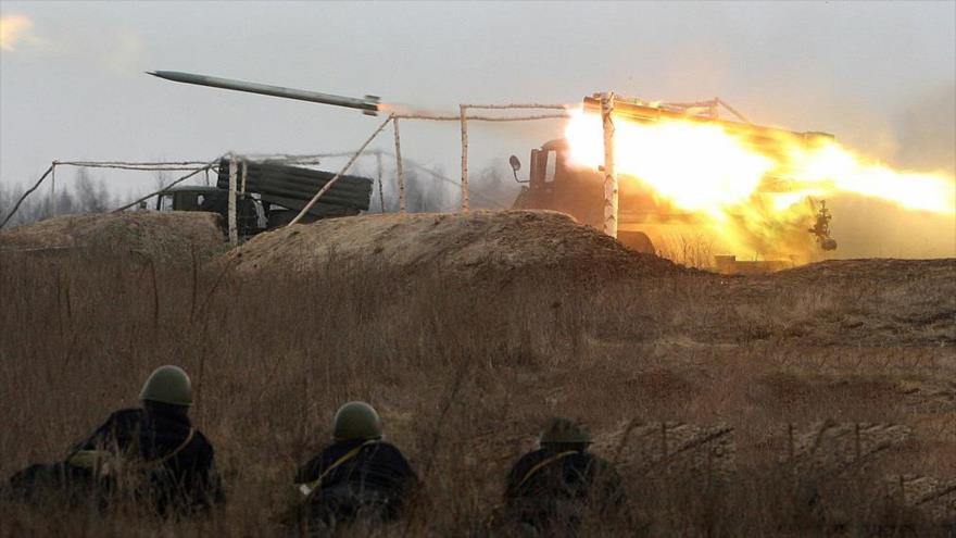 Militares ucranianos presencian el disparo de un misil Grad de producción soviética cerca de Kiev, la capital, 2 de marzo de 2007.