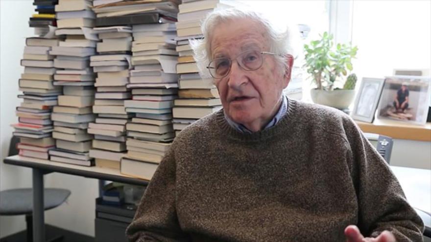 El célebre politólogo estadounidense Noam Chomsky durante una entrevista en su despacho.