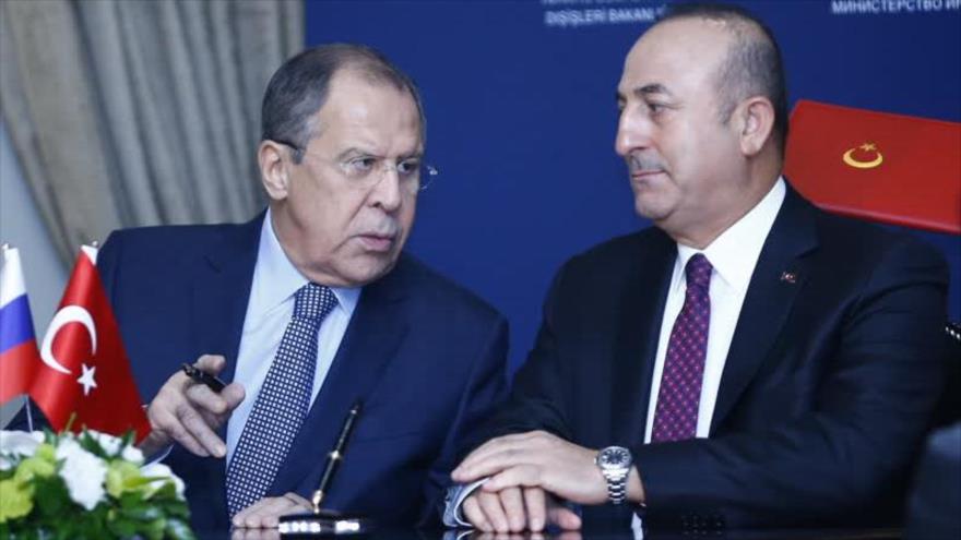 El canciller ruso, Serguei Lavrov (izda.), durante una rueda de prensa conjunta con su homólogo turco, Mevlut Cavusoglu, tras una reunión en Alanya (Turquía), 1 de diciembre de 2016.