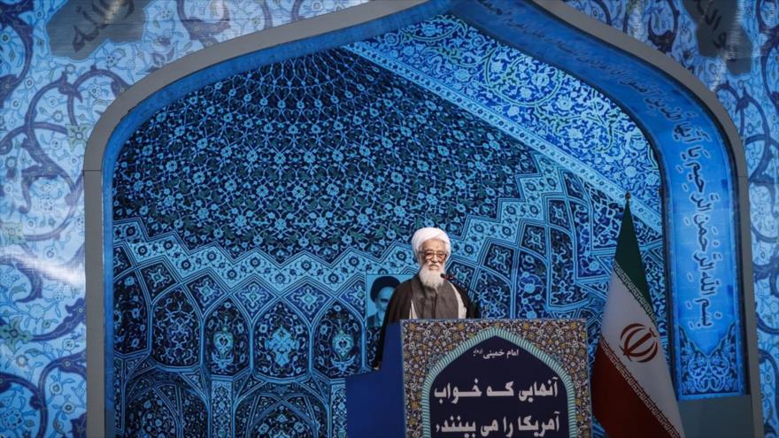 El ayatolá Mohamad Ali Movahedi Kermani, pronuncia el sermón del rezo del viernes en Teherán, capital iraní, 2 de diciembre de 2016.