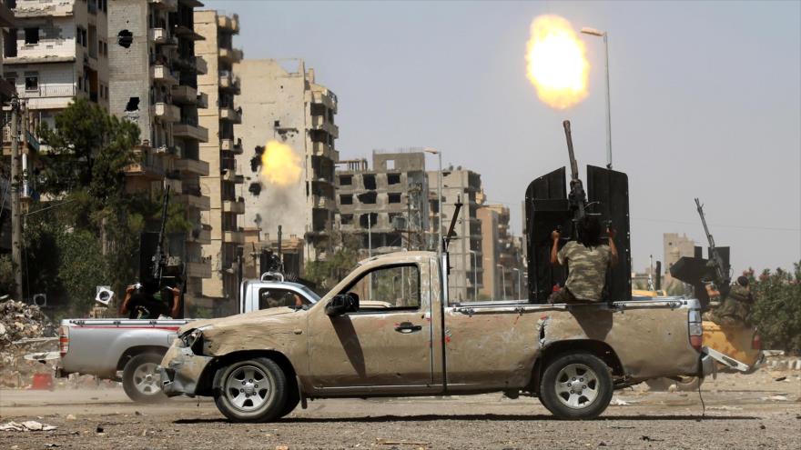 Los llamados “rebeldes” disparan contra los aviones de combate del Ejército sirio en la ciudad de Deir al-Zur, este de Siria, 17 de agosto de 2013.