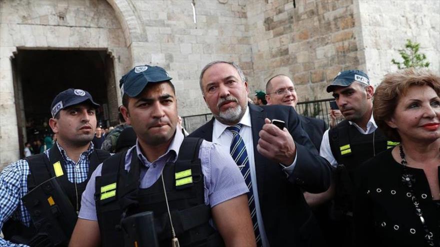 El ministro israelí de asuntos militares, Avigdor Lieberman, rodeado por las fuerzas de seguridad mientras que visita a la Puerta de Damasco en Al-Quds (Jerusalén), 9 de marzo de 2016. 