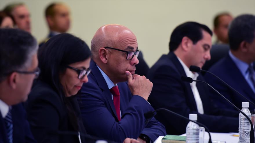 La canciller de Venezuela, Delcy Rodríguez (izda.) y el presidente de la PSUV, Jorge Rodríguez (centro), durante una sesión de reunión entre el Gobierno venezolano y los líderes de la oposición de la MUD, EN Caracas, 30 de octubre de 2016.