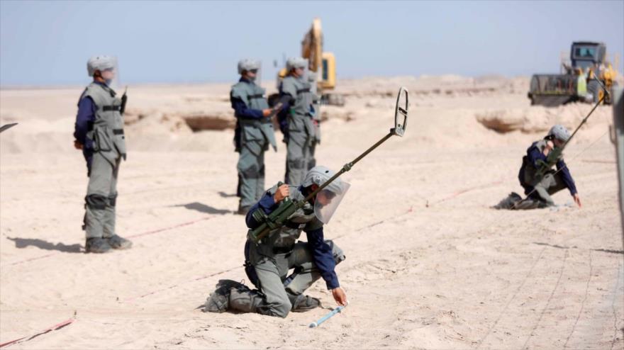 Soldados del Ejército de Chile se preparan para detonar minas antipersona en la frontera con Bolivia.