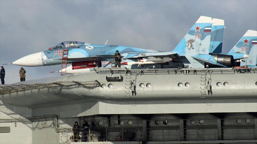 Cazas Su-27 a bordo del portaaviones Alimirante Kuznetsov son avistados cerca de las costas del Reino Unido.