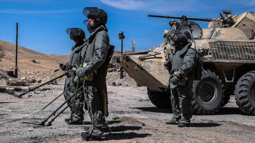 Unidades de zapadores del Ejército de Rusia extraen artefactos explosivos enterrados por los terroristas en la parte histórica de la ciudad siria de Palmira, 2 de abril de 2016.