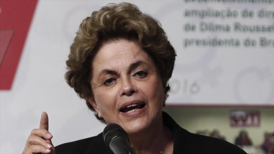 La expresidenta brasileña Dilma Rousseff pronuncia un discurso durante el evento político "Women Building History, since 1986", el 30 de noviembre de 2016.