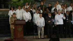 Cubanos participan en la ceremonia de homenaje a Fidel 