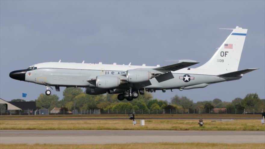 El avión de reconocimiento estratégico Boeing RC-135W de la Fuerza Aérea de Estados Unidos con el indicativo ILIAC76 y el número de cabina 62-4139.
