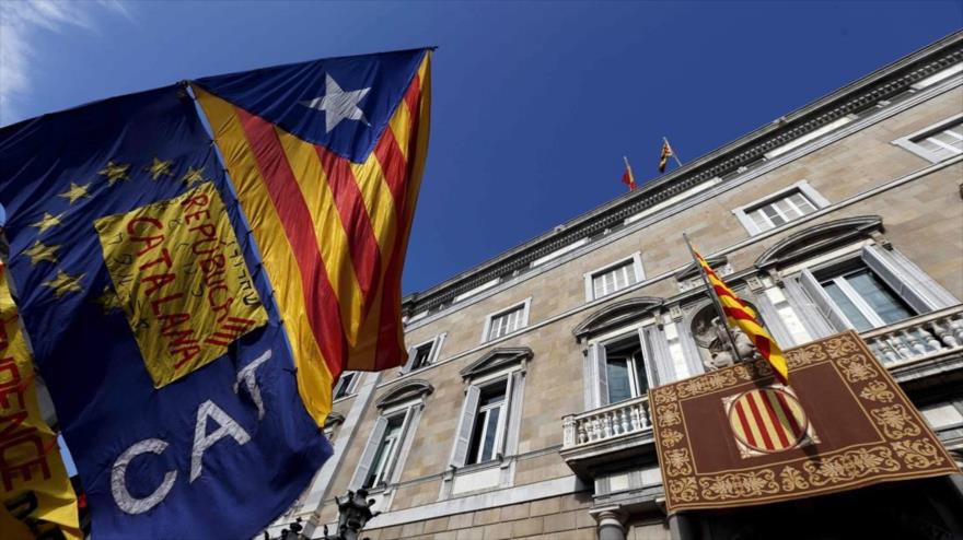 Banderas catalanas ondean frente al balcón del Palau de la Generalitat, 27 de septiembre de 2014.