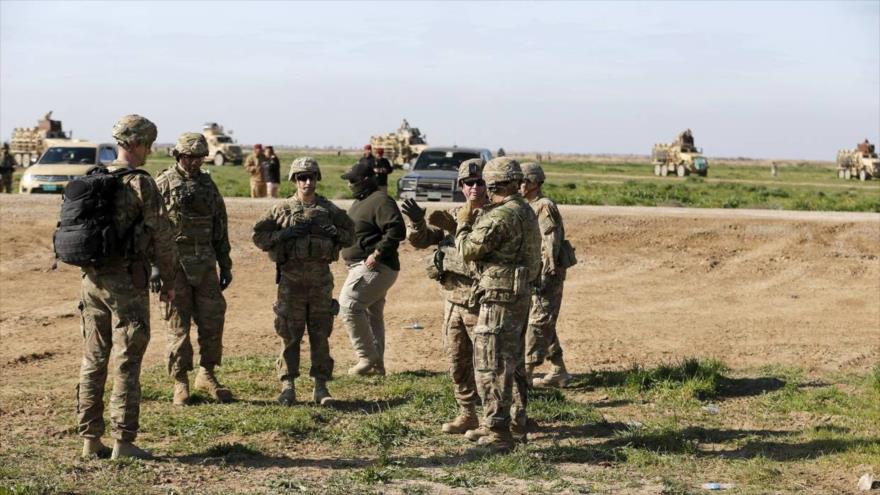 Instructores de la llamada coalición internacional anti-EIIL, liderada por EE.UU., monitorean un ejercicio de munición real en la base militar de Besmaya, a unos cincuenta kilómetros al sureste de la capital del Irak, Bagdad, enero de 2016.