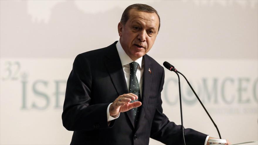 El presidente de Turquía, Recep Tayyip Erdogan, ofrece un discurso en la ciudad turca de Estambul, 23 de noviembre de 2016.