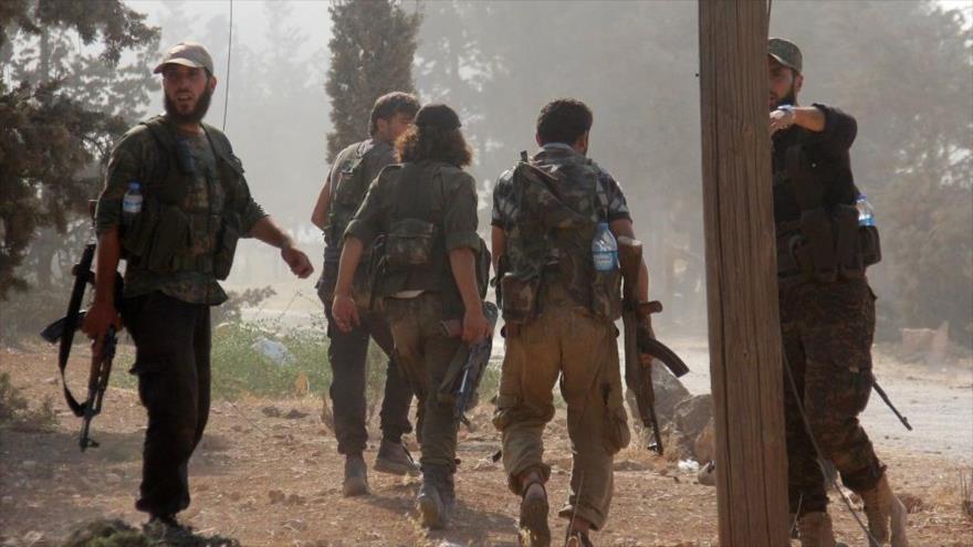 Miembros del Frente Fath al-Sham (anteriormente conocido como Frente Al-Nusra) caminan en el sur de la ciudad siria de Alepo (noroeste), 6 de agosto de 2016.
