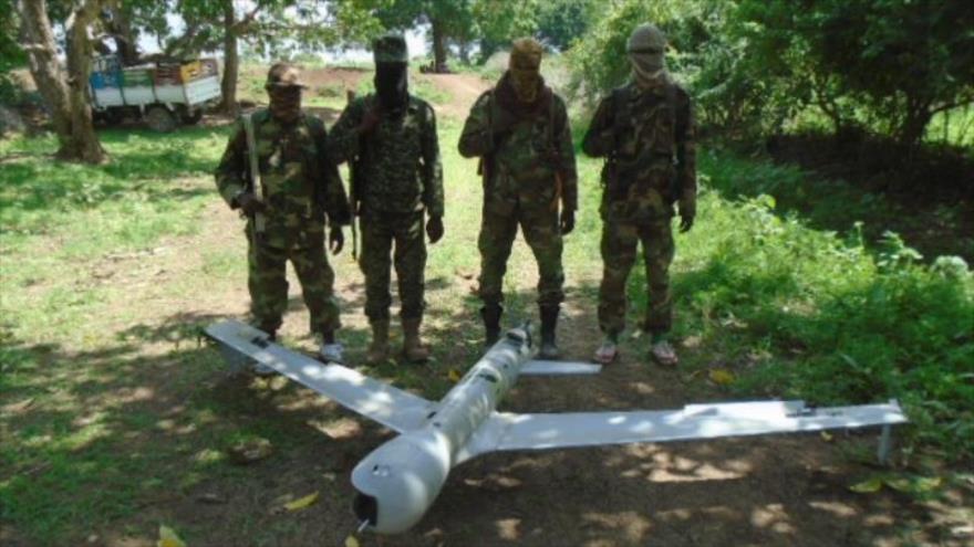 Foto divulgada por Al-Shabab muestra a los combatientes del grupo terrorista y un dron de EE.UU., que según los extremistas, se estrelló cerca de Mogadiscio (capital de Somalia).