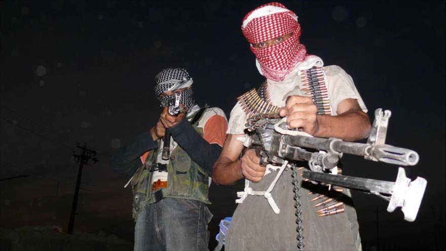 Dos miembros del grupo terrorista EIIL (Daesh, en árabe) posan con sus armas en Irak.