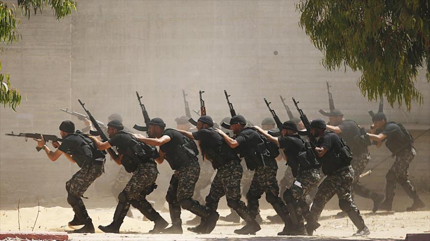 Efectivos de seguridad del Movimiento de Resistencia Islámica de Palestina (HAMAS) muestran sus habilidades durante una ceremonia de graduación en la Franja de Gaza. 