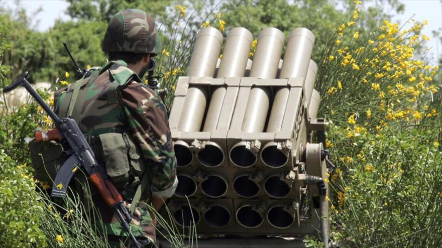 Un combatiente de Hezbolá con un lanzacohetes múltiples vigila la frontera de El Líbano.