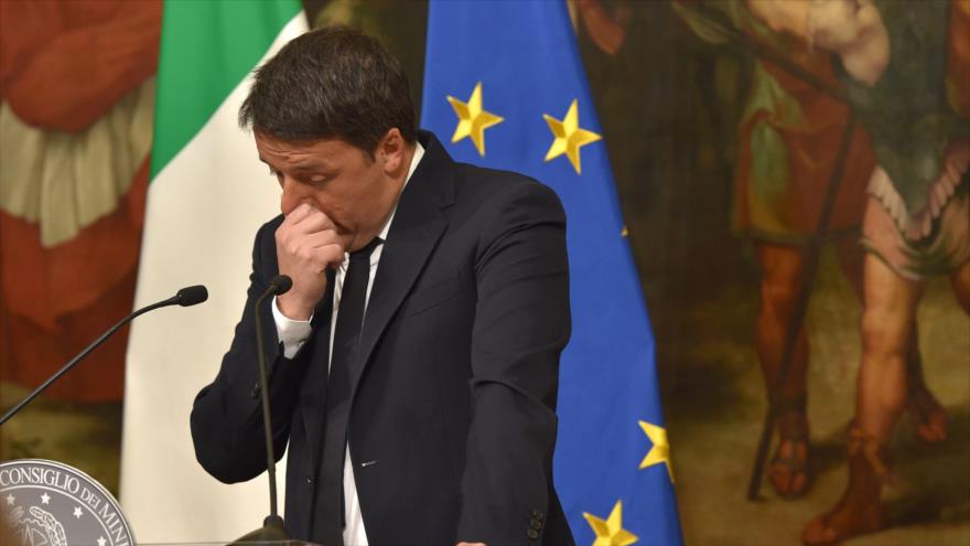 El primer ministro de Italia, Matteo Reinzi, anuncia su dimisión en una rueda de prensa celebrada el 4 de septiembre de 2016, Roma.