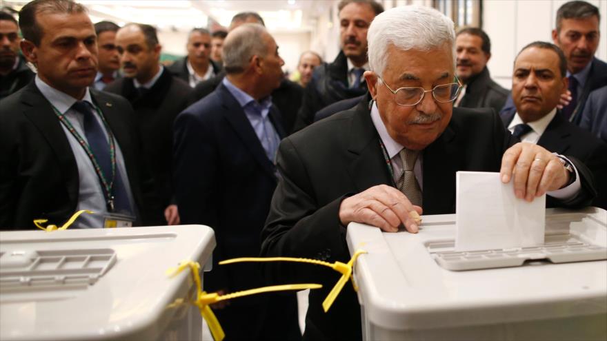 El presidente palestino, Mahmud Abás, deposita su voto en Ramalá, en el norte de la ocupada Cisjordania, 3 de diciembre de 2016.