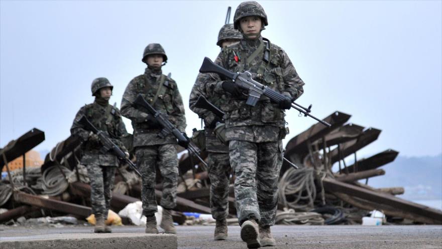 Soldados surcoreanos patrullan la isla de Yeonpyeong, controlada por Seúl.