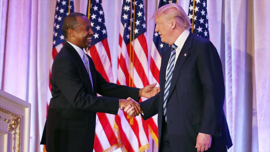 El presidente electo de EE.UU., Donald Trump (derecha), estrecha la mano al excandidato presidencial Ben Carson, 11 de marzo de 2016.