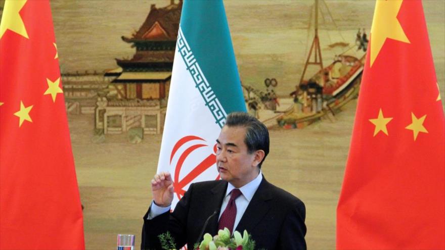 El canciller de China, Wang Yi, durante una rueda de prensa conjunta con su par de Irán, Mohamad Yavad Zarif, en Pekín, la capital china, 5 de enero de 2016.