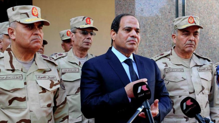 El presidente de Egipto, Abdel Fatah al-Sisi, rodeado por generales de alto rango del Ejército, ofrece un discurso durante un acto público en la ciudad de El Cairo, la capital de Egipto, 31 de enero de 2015.