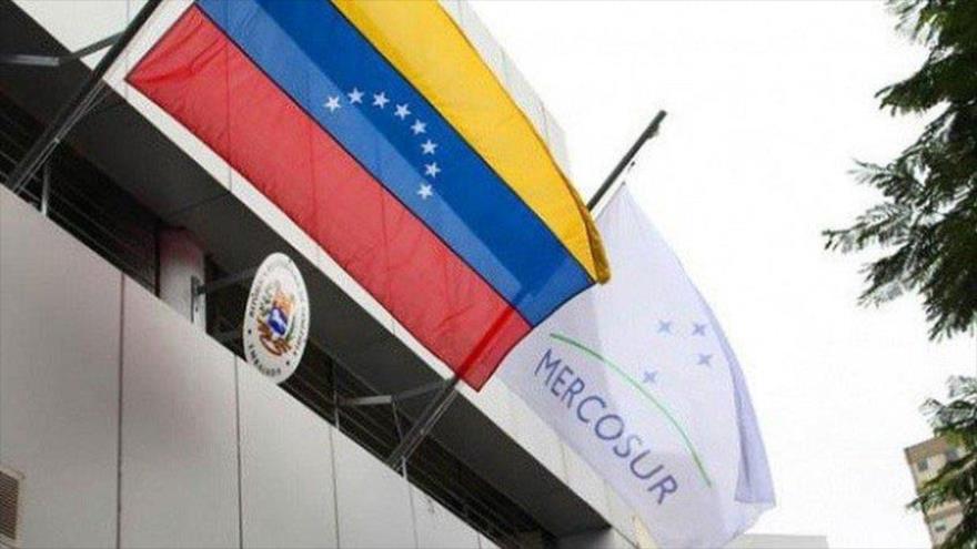 Ondean las banderas del Mercado Común del Sur (Mercosur) y de Venezuela.