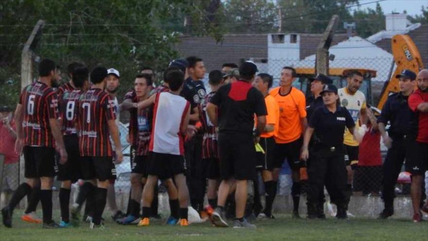 Vídeo: Hinchas argentinos le dan una paliza a árbitro de fútbol