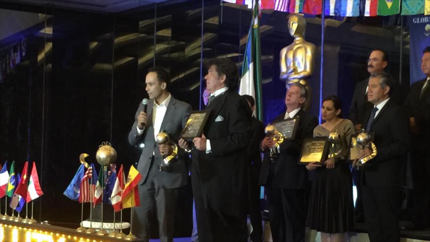 El presentador de HispanTV, Roberto de la Madrid, gana el premio ‘Global Quality Gold’ Categoría Elite, 6 de diciembre de 2016, Ciudad de México.