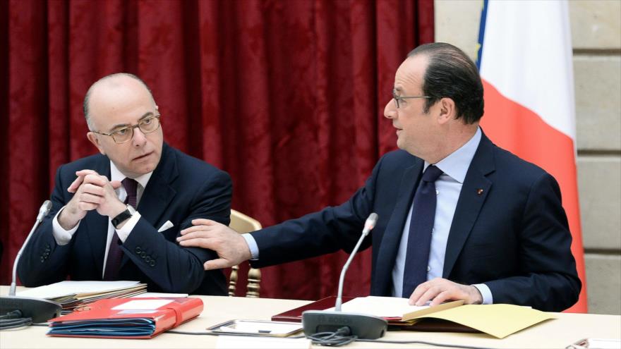 El presidente de Francia, François Hollande (dcha.), junto a su hasta ahora ministro del Interior, Bernard Cazeneuve, en una comparecencia ante la prensa.