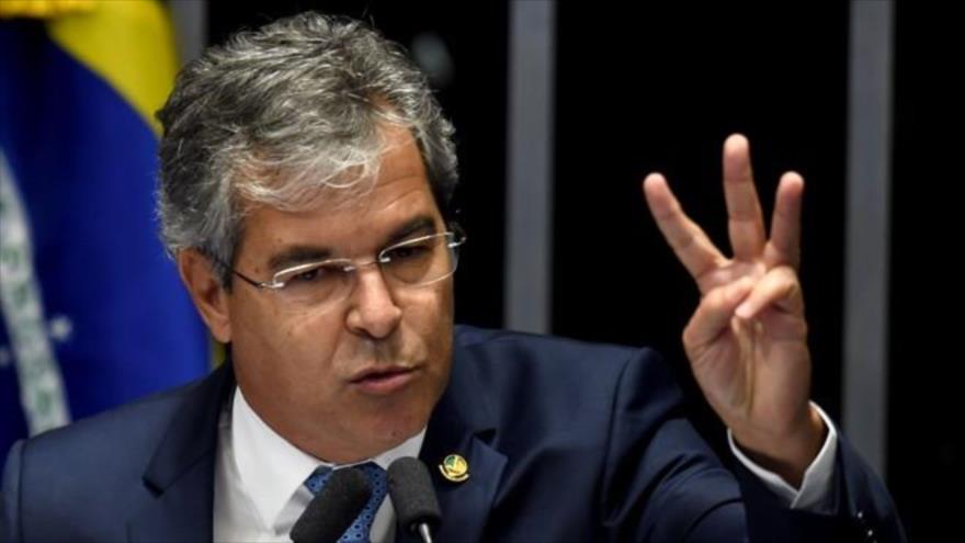 El senador brasileño Jorge Viana, del Partido de los Trabajadores (PT), pronuncia un discurso durante el debate previo a una votación sobre la suspensión de la presidenta Dilma Rousseff en el Senado, 11 de mayo de 2016.