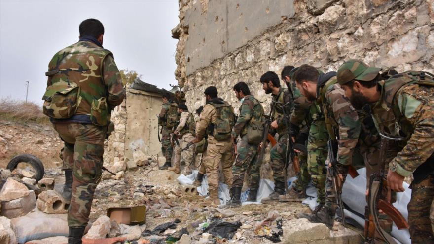 Soldados del Ejército sirio toman posiciones durante un enfrentamiento con extremistas en el barrio de Karem al-Yabal, en el este de Alepo, 5 de diciembre de 2016.