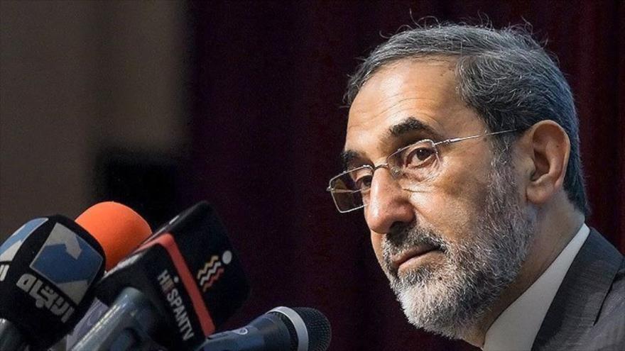 El director del Centro de Estudios Estratégicos del Consejo de Discernimiento del Sistema de la República Islámica de Irán, Ali Akbar Velayati, ofrece una rueda de prensa.