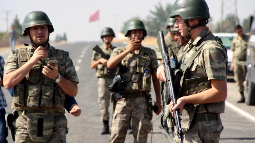 Soldados del Ejército de Turquía se sitúan cerca de la frontera con Siria.
