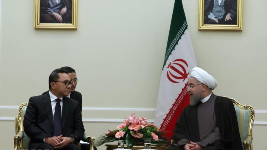 El presidente persa, Hasan Rohani (dcha.), se entrevista con el presidente de la Asamblea Consultiva de Indonesia, Zulkifli Hasan (izda.), que se encuentra de vista en Teherán, capital de Irán.