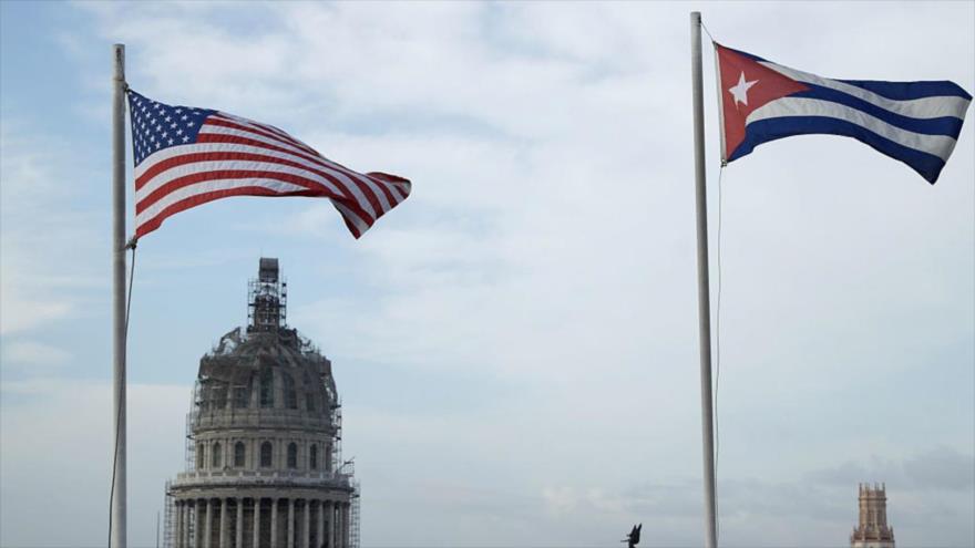 Las banderas de EE.UU. (izda.) y de Cuba ondean sobre un hotel de La Habana, capital cubana.