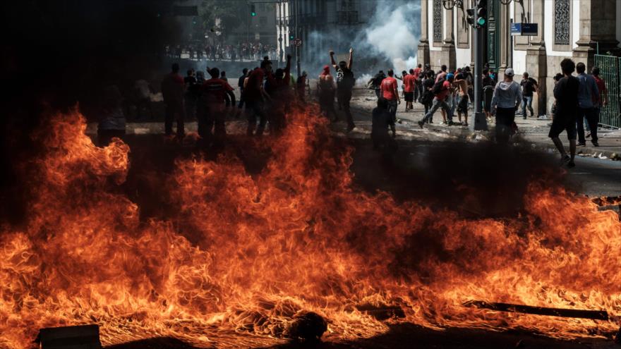 Policía brasileña reprime a manifestantes contra austeridad 