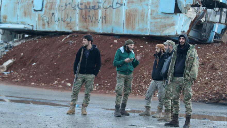 Combatientes de los grupos armados sirios en el barrio Bab al-Hadid de Alepo, 2 de diciembre de 2016.